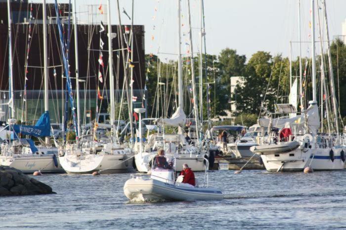 Cozy Summer House With Free Parking Near City Center & Beach Kuressaare Eksteriør billede