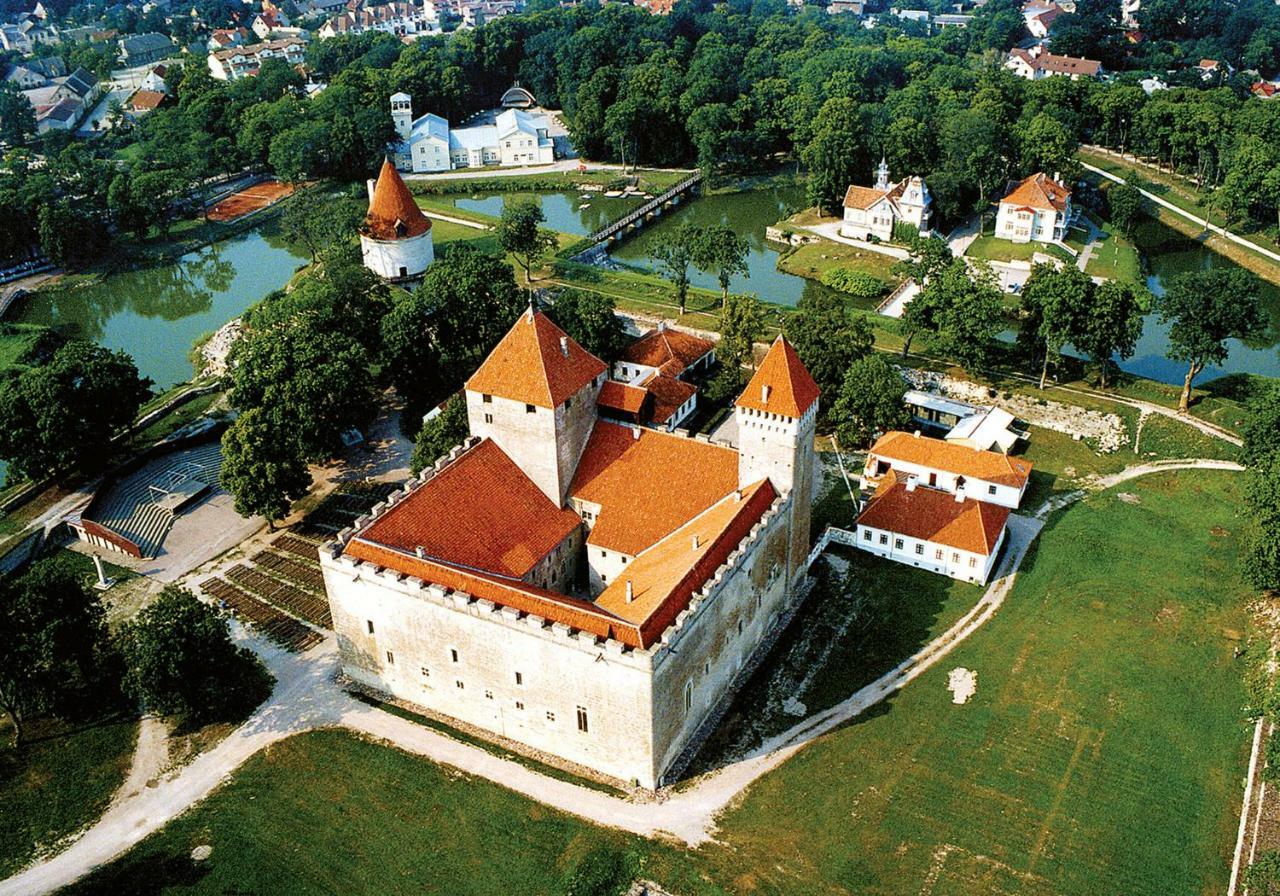 Cozy Summer House With Free Parking Near City Center & Beach Kuressaare Eksteriør billede