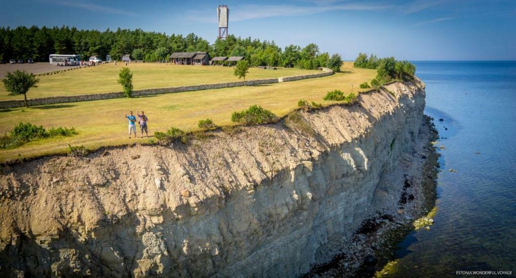 Cozy Summer House With Free Parking Near City Center & Beach Kuressaare Eksteriør billede