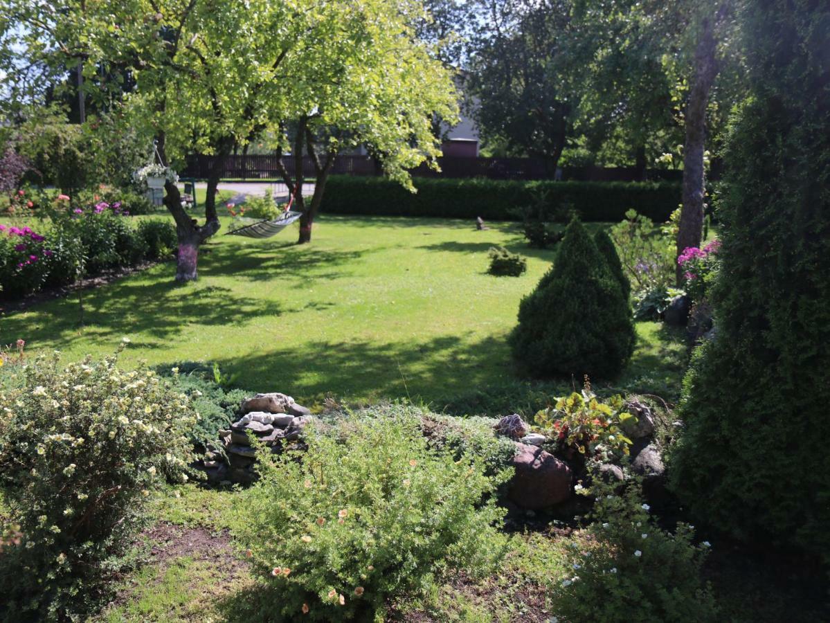 Cozy Summer House With Free Parking Near City Center & Beach Kuressaare Eksteriør billede
