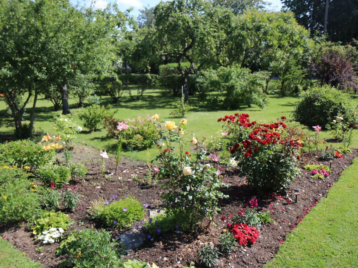 Cozy Summer House With Free Parking Near City Center & Beach Kuressaare Eksteriør billede