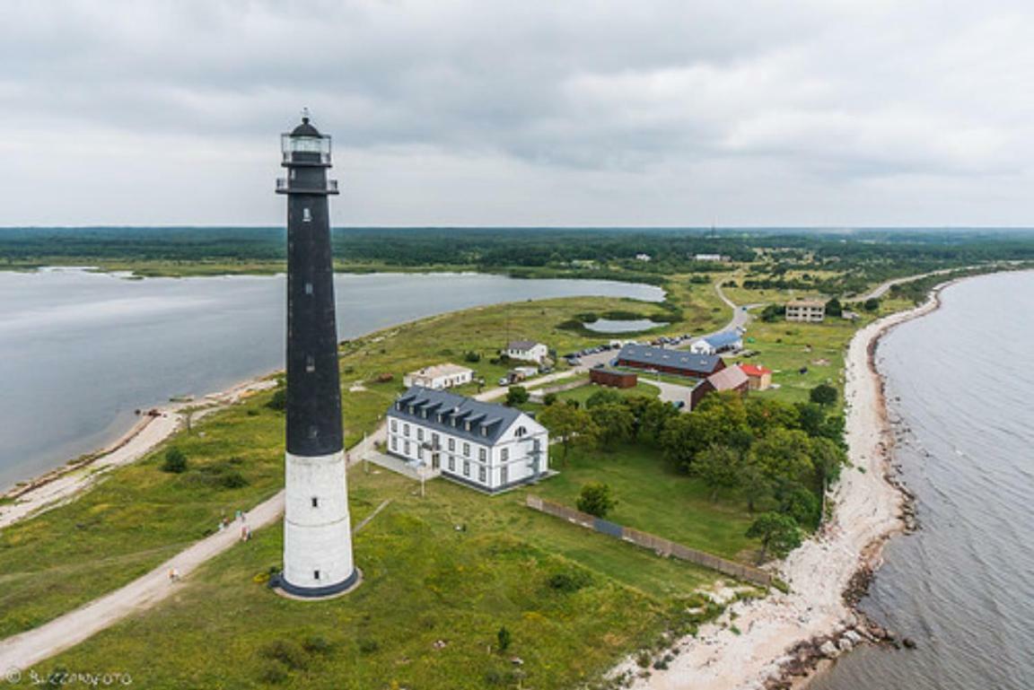 Cozy Summer House With Free Parking Near City Center & Beach Kuressaare Eksteriør billede